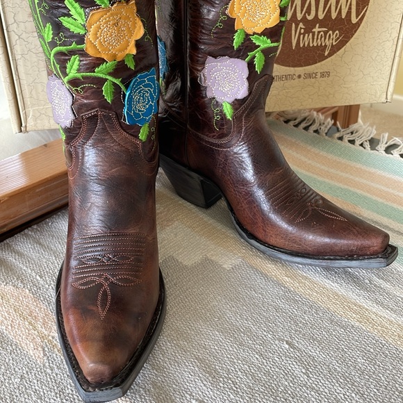 Vintage Justin Cowgirl Boots - Picture 2 of 11